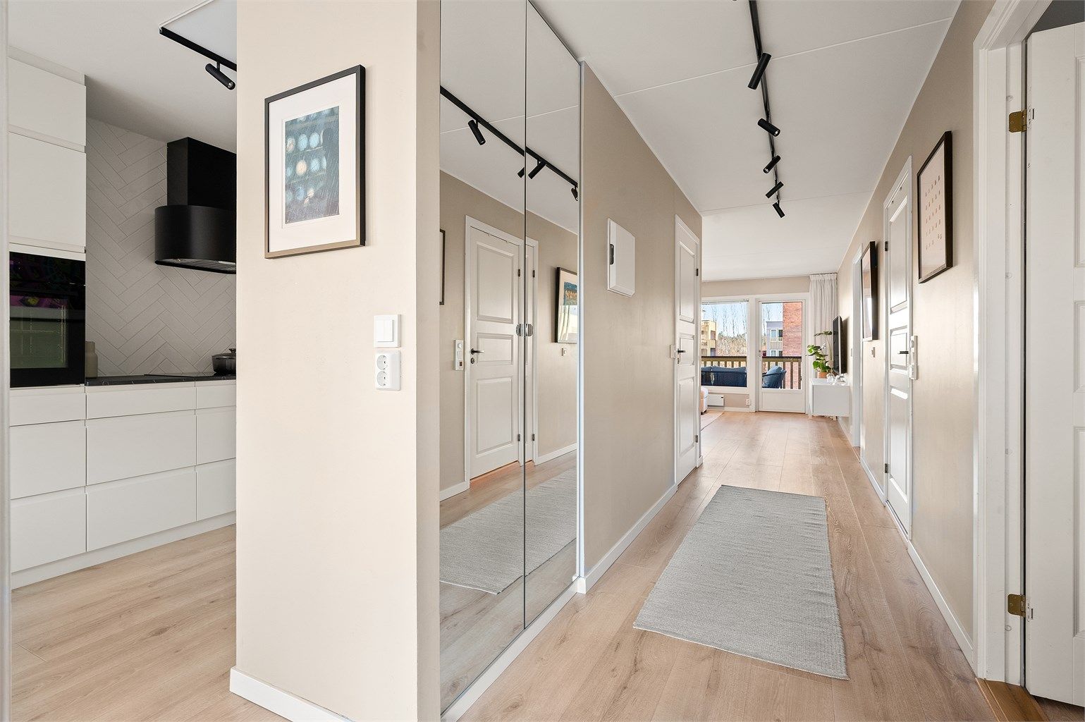 Entréen fungerer som leilighetens fordelingspunkt, med tilgang til alle rom.