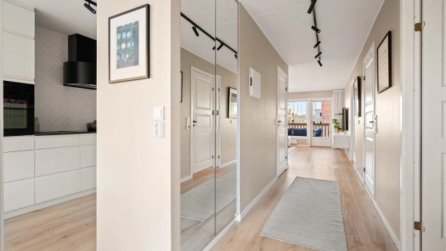 Entréen fungerer som leilighetens fordelingspunkt, med tilgang til alle rom.