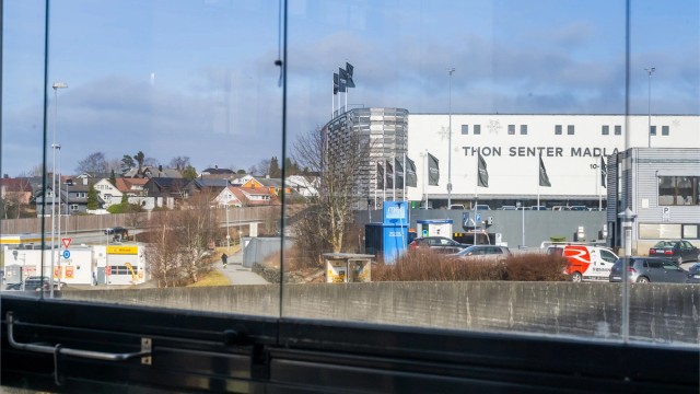 Madla Amfi med alle sine servicetilbud ligger like ved leiligheten.