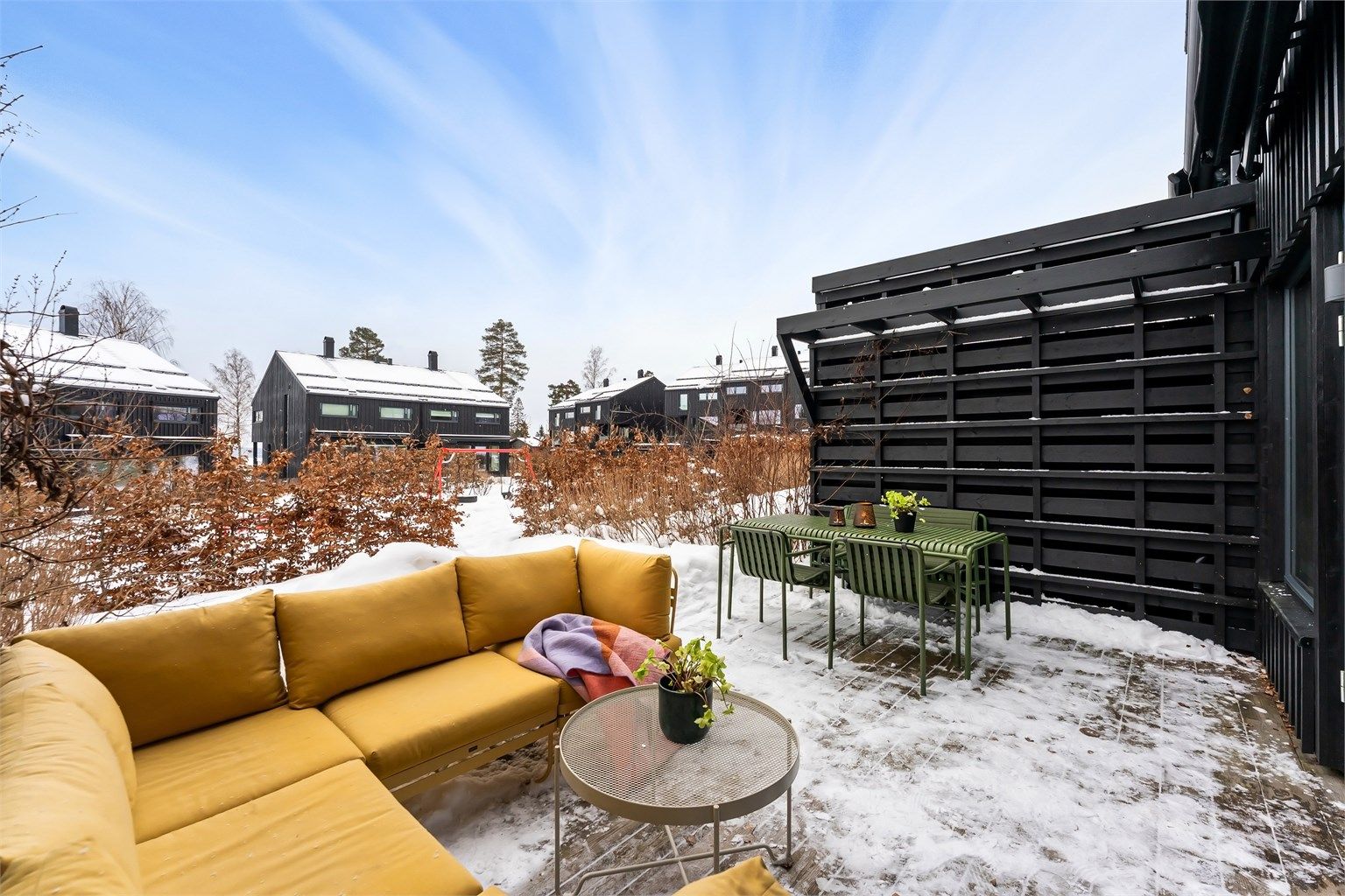 Terrassen er sydøstvendt og har gode solforhold