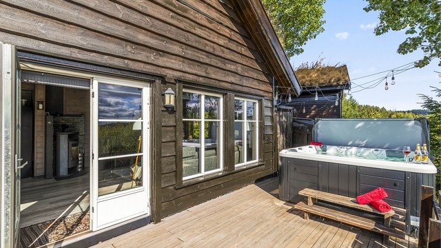 Jacuzzi på terrassen med direkte adkomst fra stuen.