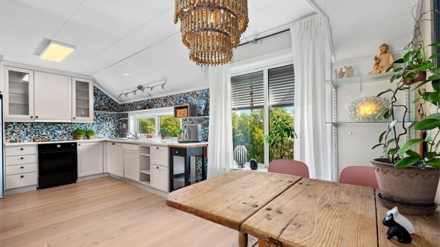 Romslig stue/kjøkken løsning med god gjennomlysning.