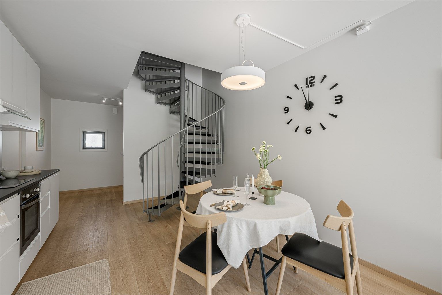 Spiseplass i tilknytning til kjøkkenet, med gjennomgående laminatgulv i hele etasjen.