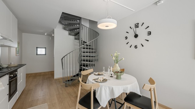 Spiseplass i tilknytning til kjøkkenet, med gjennomgående laminatgulv i hele etasjen.