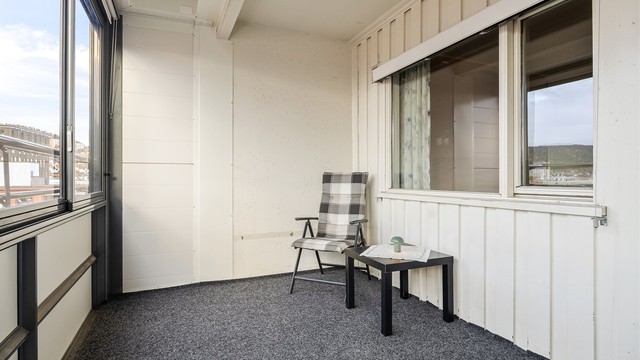 Balkongen har god plass til utemøblement.