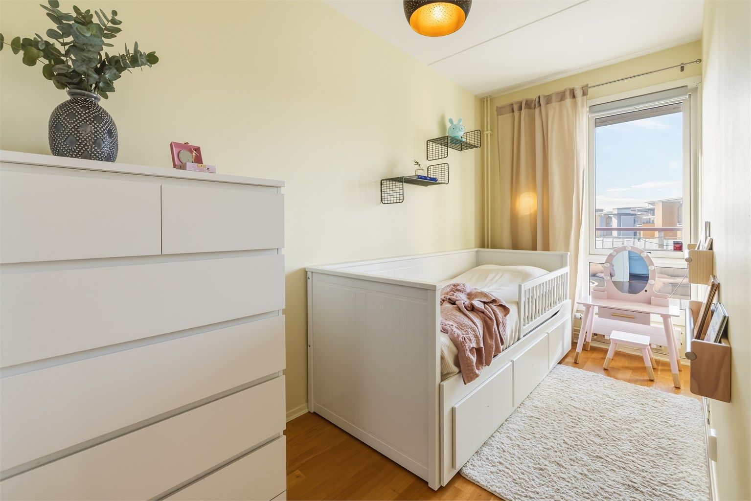 Soverom nummer to har også god plass til ønsket møblement og egner seg både som gjesterom, barnerom og kontor.