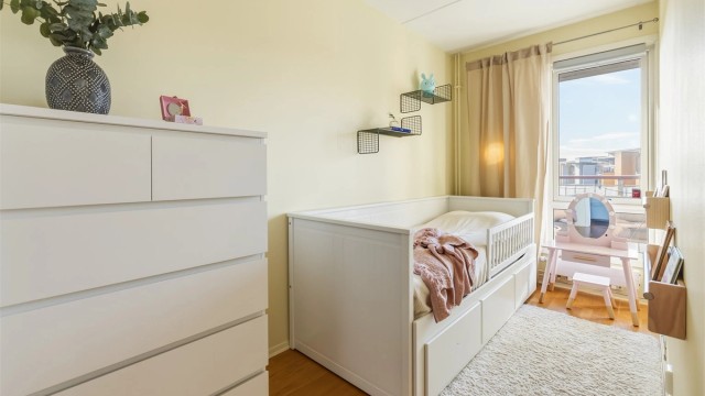 Soverom nummer to har også god plass til ønsket møblement og egner seg både som gjesterom, barnerom og kontor.