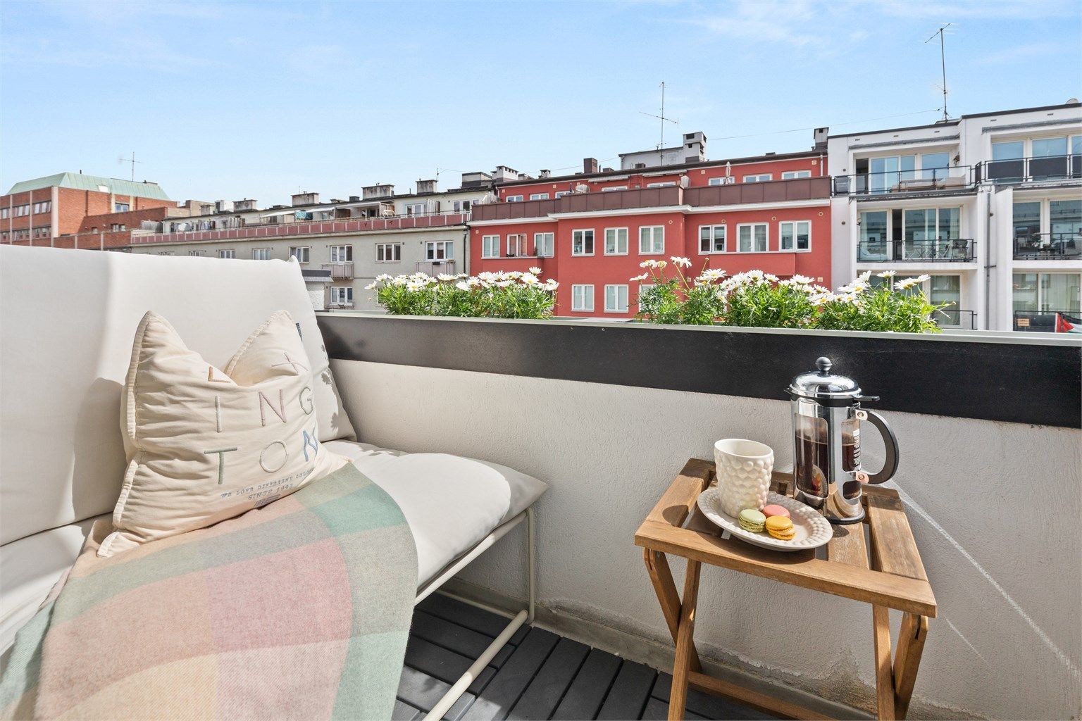 Et lite fristed over bygatene; her kan du starte dagen med en kopp kaffe eller nyte de lyse sommerkveldene fra din egen balkong.