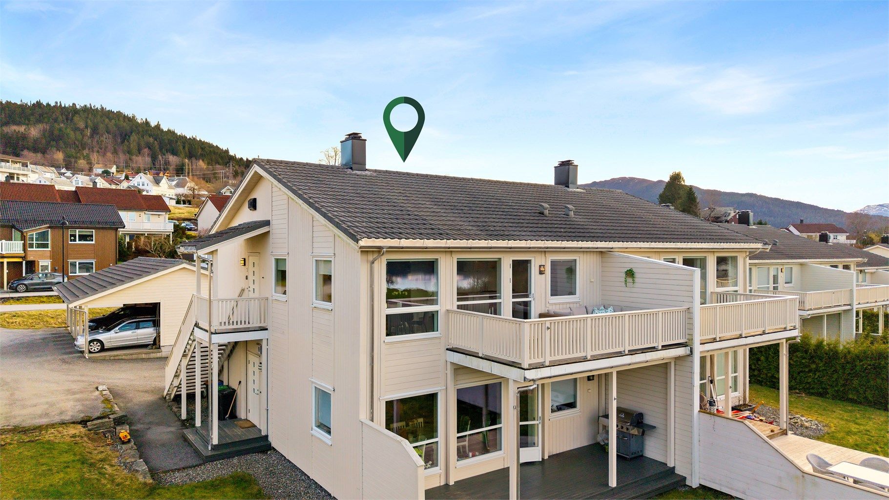 Leiligheten er beliggende i 2. etasje i korsdelt firmannsbolig