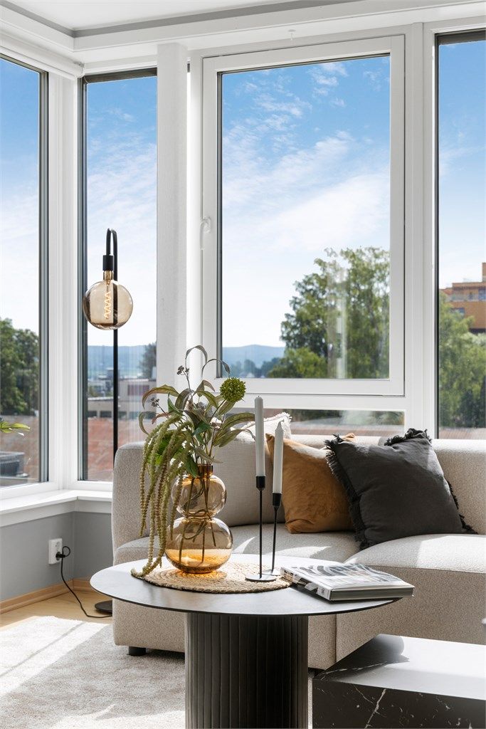 Store vindusflater gir rikelig med dagslys og utsikt mot Magasinparken.
