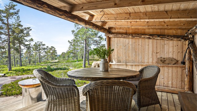 Gapahuk med gulvareal på ca. 12 kvm. Gapahuken har god plass til et spisebord og fungerer som et hyggelig samlingspunkt under tak.