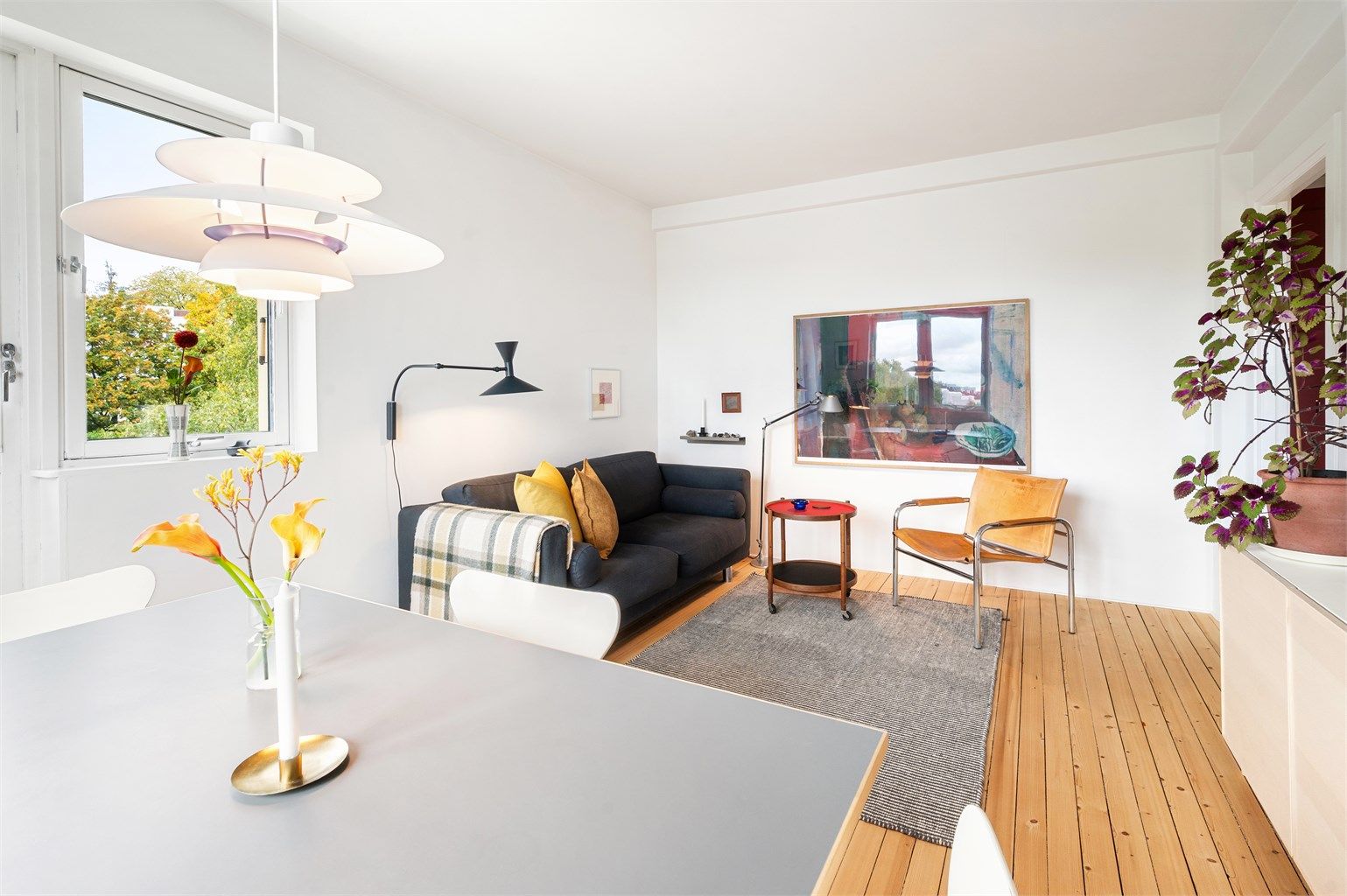 Stuen har god plass til både sofagruppe og spisebord.