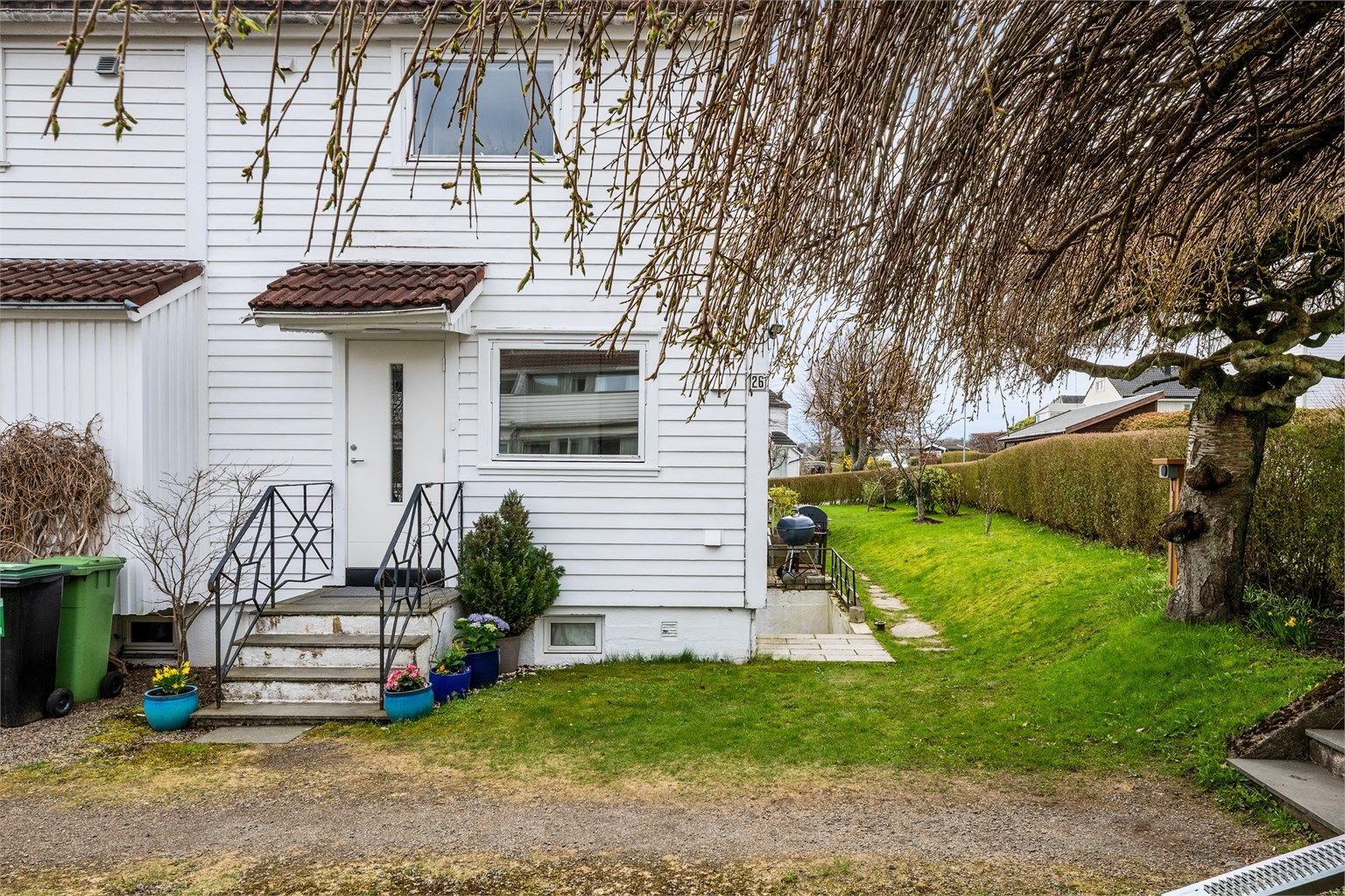 Det er inngang til kjeller både innvendig og fra utsikten. Selger har montert el-bil lader mot vei. 