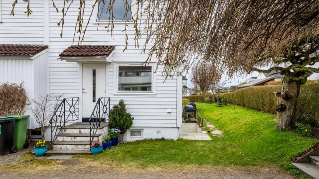 Det er inngang til kjeller både innvendig og fra utsikten. Selger har montert el-bil lader mot vei.