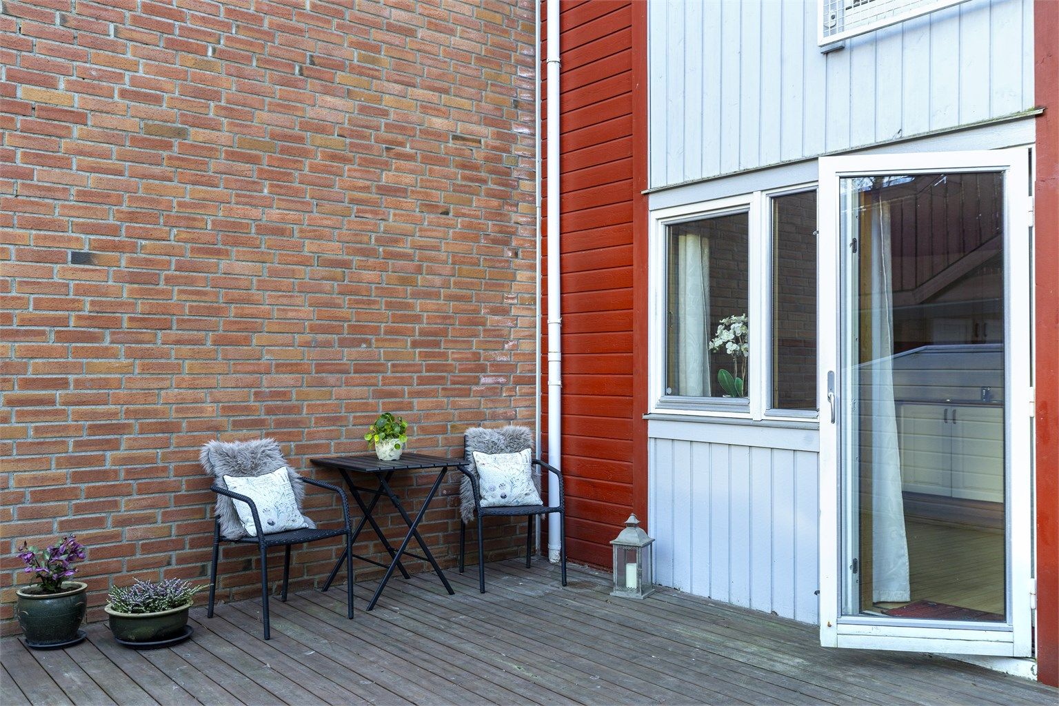 En trivelig uteplass som utvider oppholdsarealet i de varme månedene og gir boligen et ekstra kvalitetsløft.