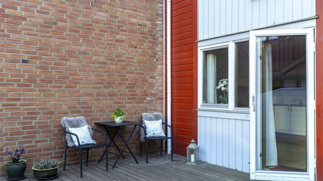 En trivelig uteplass som utvider oppholdsarealet i de varme månedene og gir boligen et ekstra kvalitetsløft.
