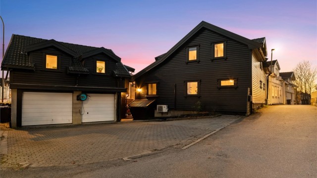 Østre Frydenbergvei 25 presenteres av Kenneth Graarud Olsen i Krogsveen. Fotograf; Kristoffer Kristiansen.