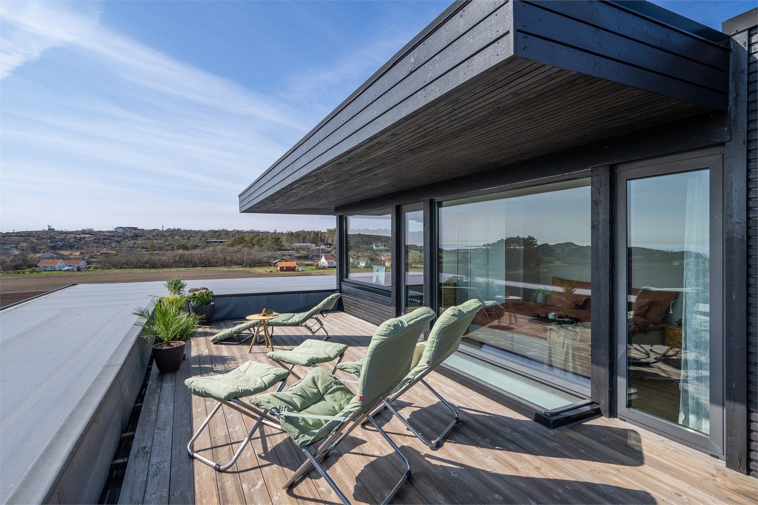 Takterrassen har gulv av vedlikeholdsvennlig Kebony, lagt i 2017.