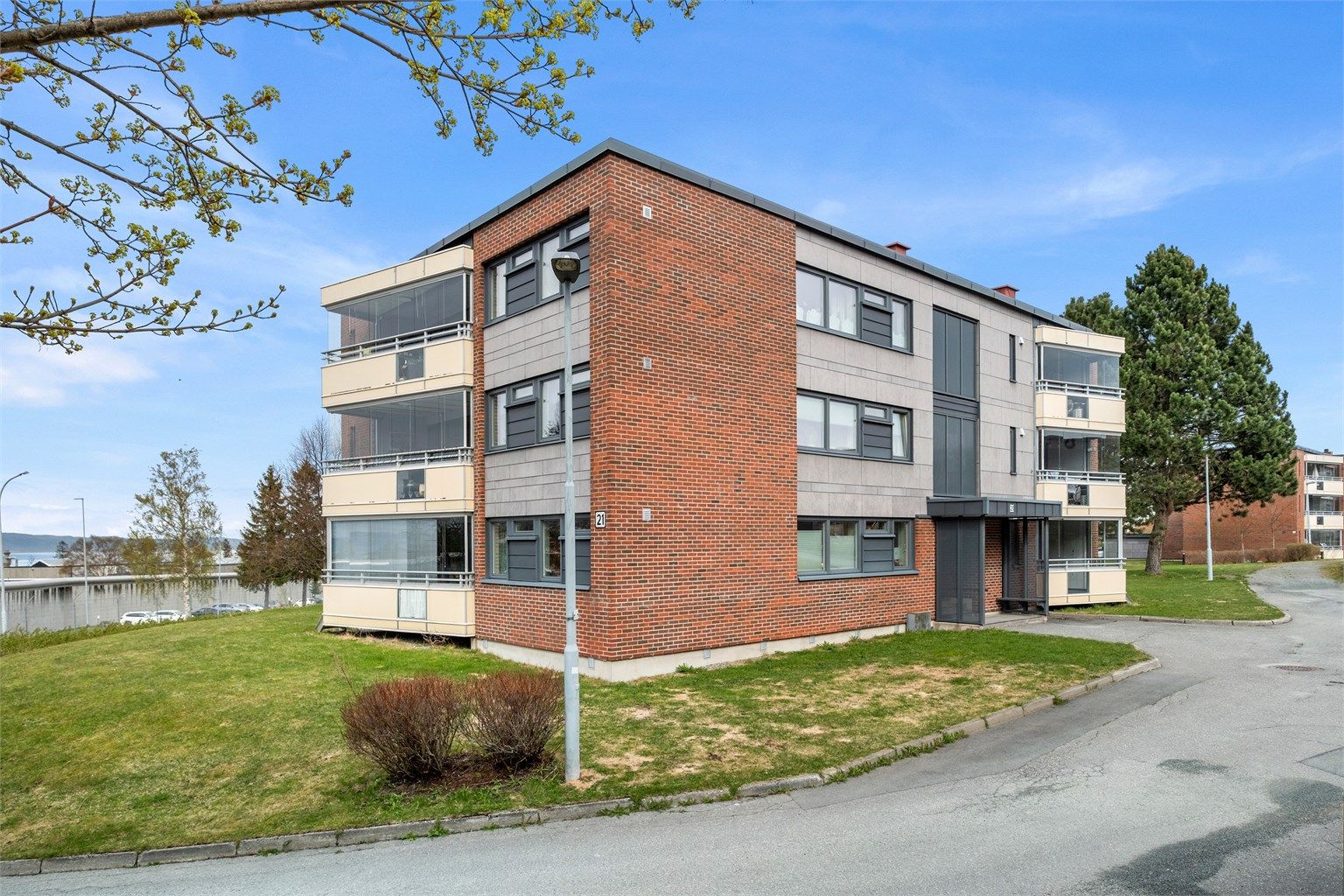 Dagligvarebutikker som Kiwi Strinda og Coop Extra Charlottenlund nås enkelt til fots på rundt 12–13 minutter. I tillegg ligger både Moholtsenteret og Grilstadporten kjøpesenter en kort kjøretur unna, med et variert utvalg av butikker og servicetilbud. 