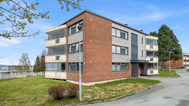 Dagligvarebutikker som Kiwi Strinda og Coop Extra Charlottenlund nås enkelt til fots på rundt 12–13 minutter. I tillegg ligger både Moholtsenteret og Grilstadporten kjøpesenter en kort kjøretur unna, med et variert utvalg av butikker og servicetilbud.