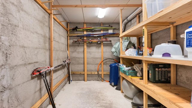 Praktisk lagringsplass i innebod innenfor vaskerommet