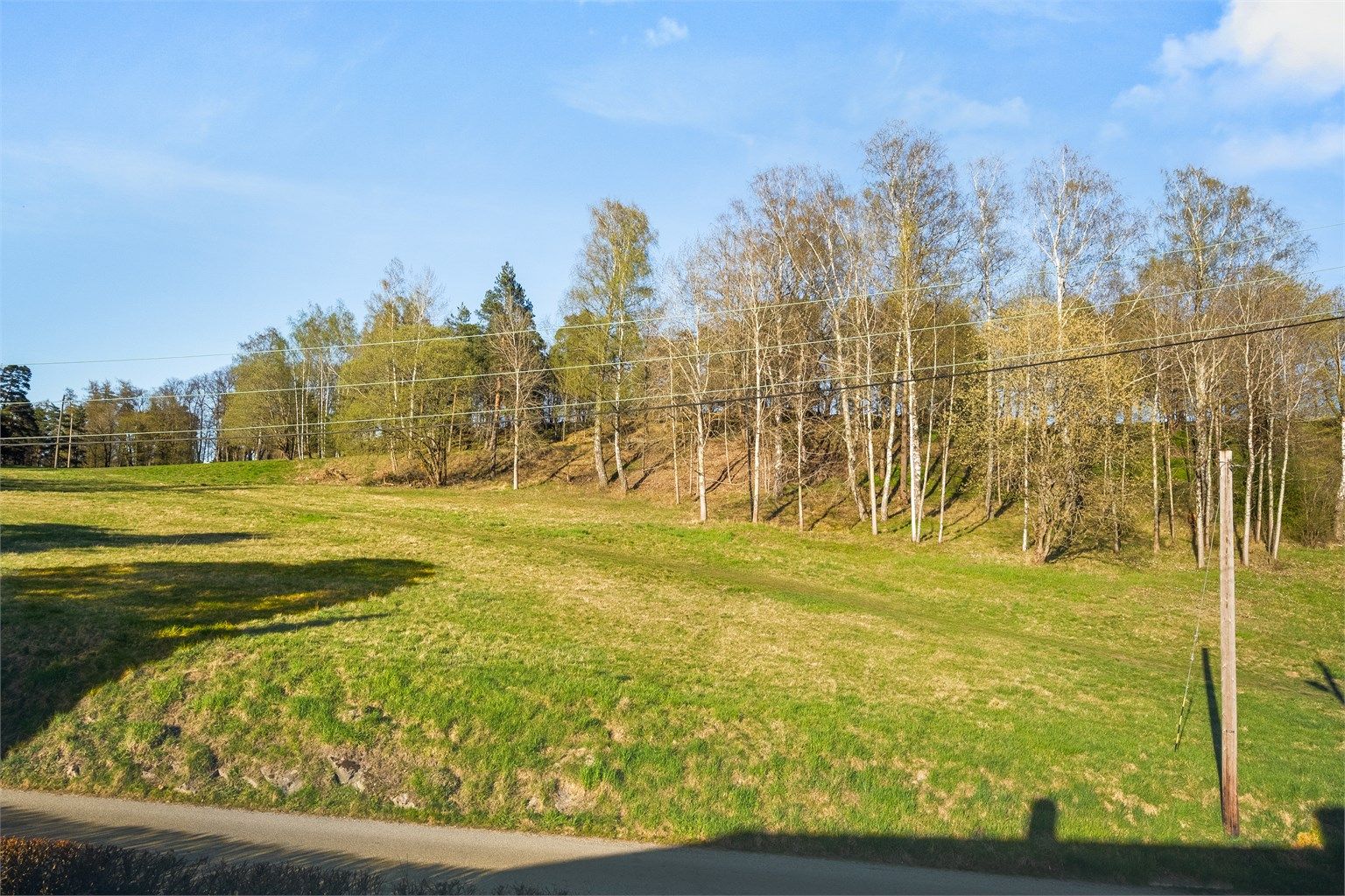 Eiendommen grenser til friområder, og det er kort vei til turstier i Godliaskogen og Østmarka. Vakre Nordre Skøyen hovedgård er rett bak skogholtet.