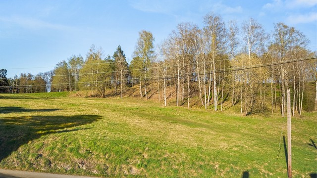 Eiendommen grenser til friområder, og det er kort vei til turstier i Godliaskogen og Østmarka. Vakre Nordre Skøyen hovedgård er rett bak skogholtet.