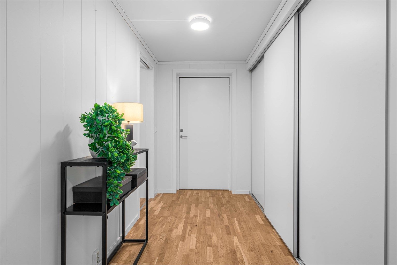 Stor skyvedørsgarderobe i entré