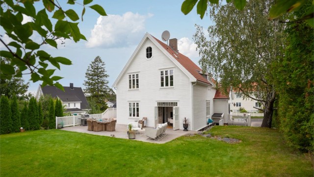 Velkommen til Sandstuveien 5C - Stor og flott villa på 303 kvm | Solrikt | 2 garasjeplasser | Barnevennlig rett ved Holtet hageby