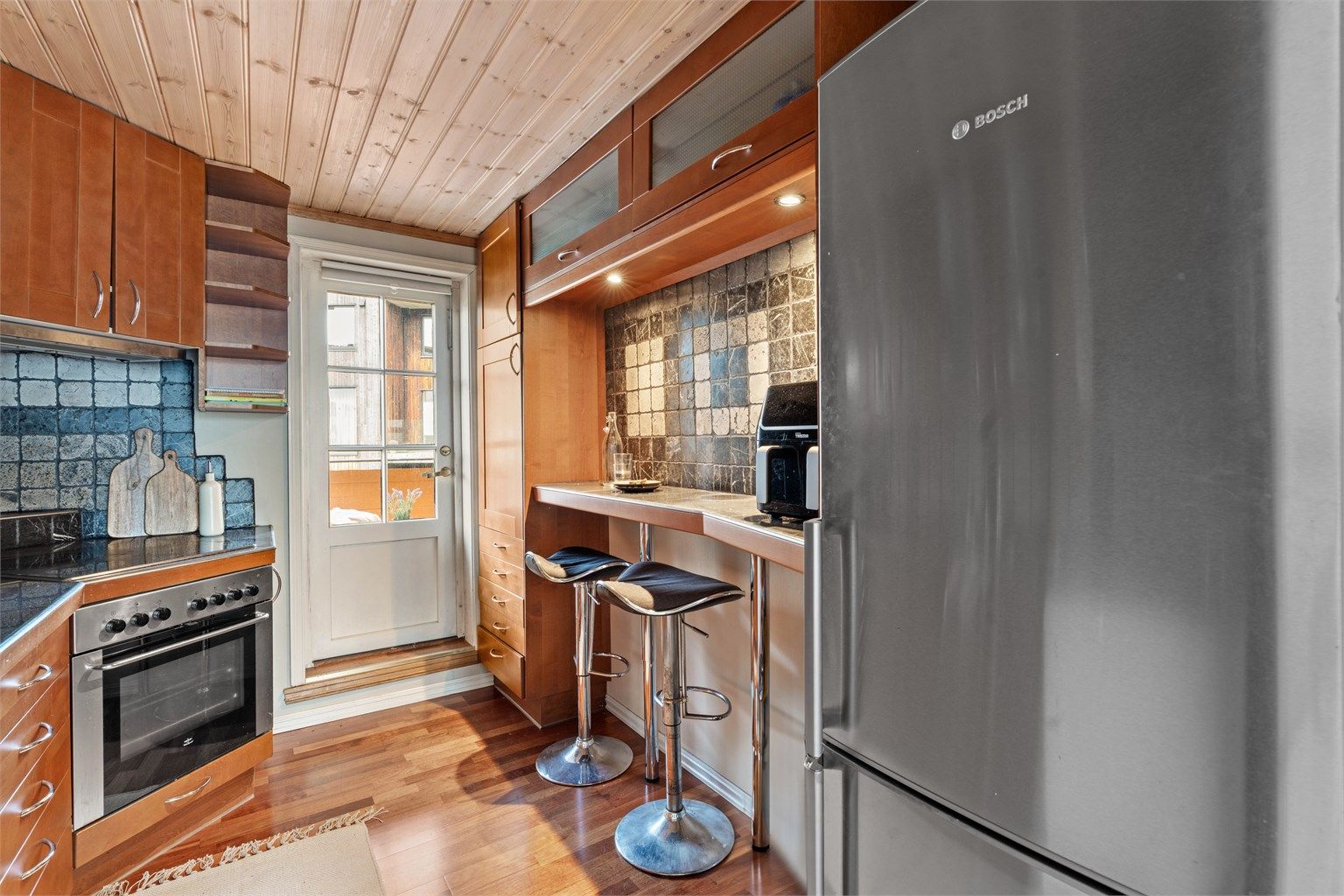 Innredningen har glatte fronter og benkeskapsbelysning.