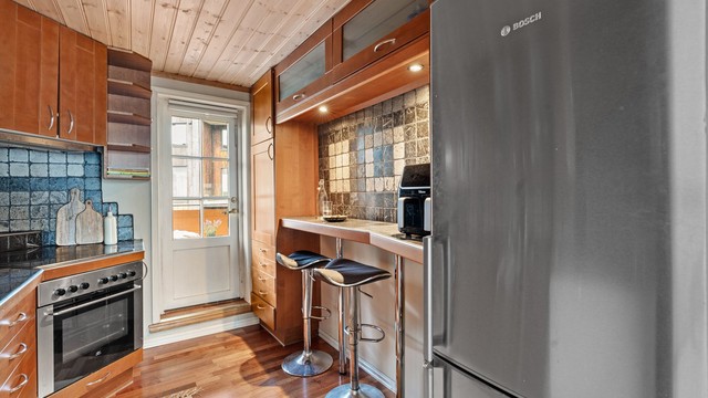 Innredningen har glatte fronter og benkeskapsbelysning.