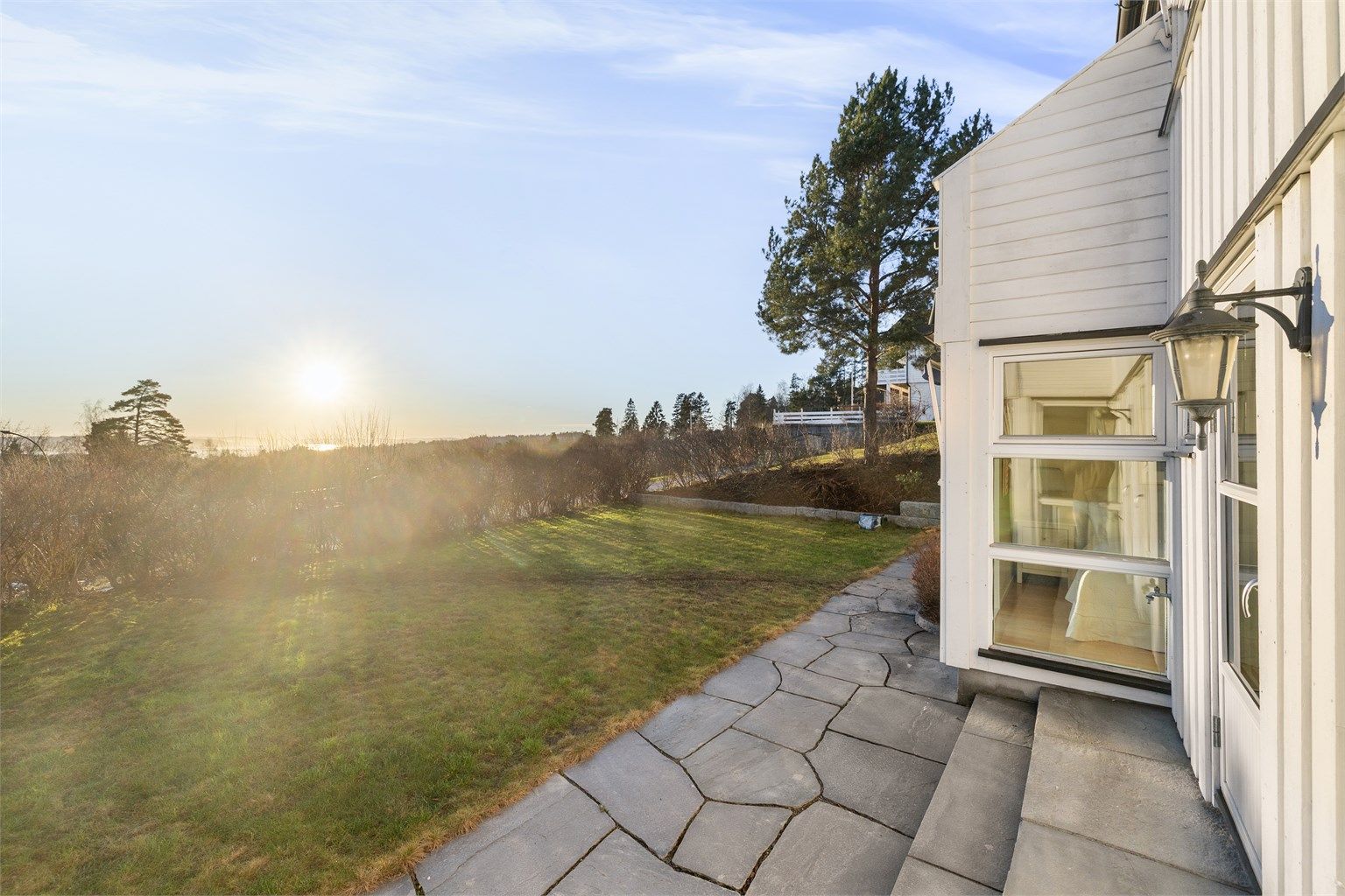 Felles hage med nabo, med felles robotgressklipper.