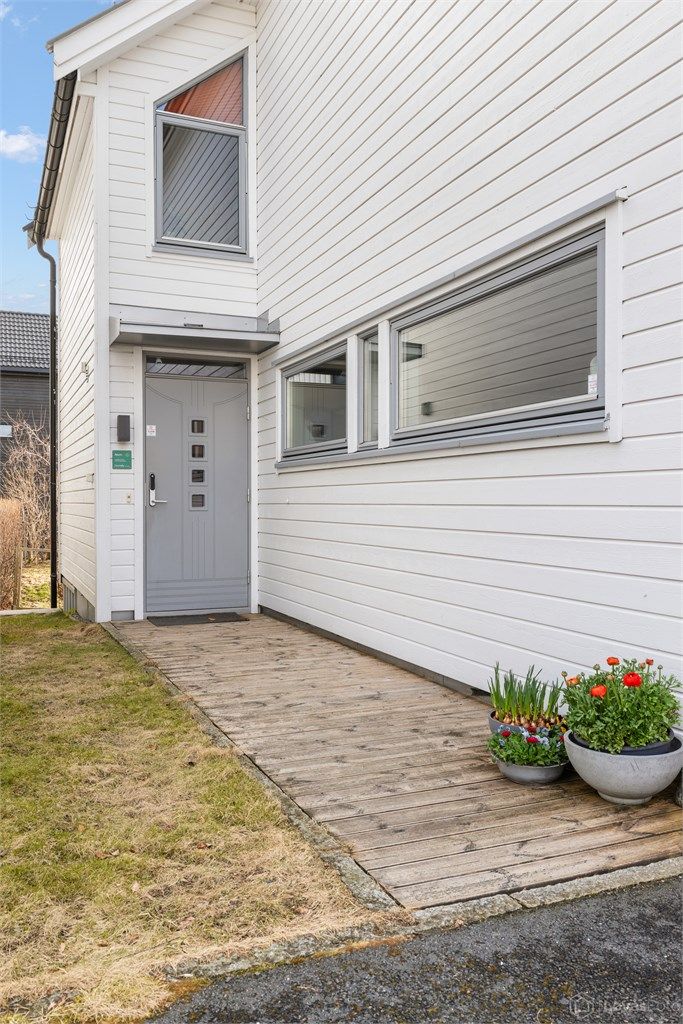 Hovedinngangen er utstyrt med en praktisk, elektrisk kodelås.