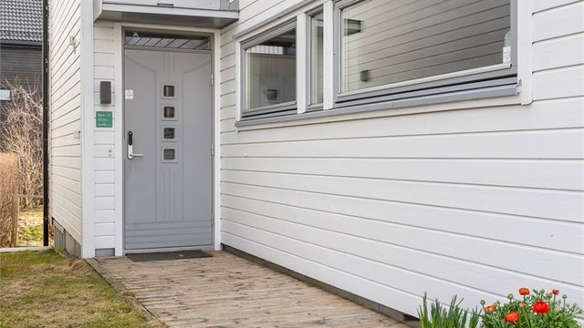 Hovedinngangen er utstyrt med en praktisk, elektrisk kodelås.