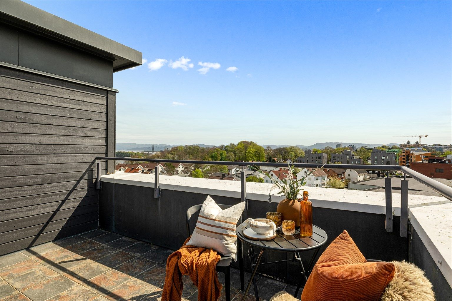 Leiligheten har en stor takterrasse på 25 kvm. Terrassen er vendt mot sørvest og har fine solforhold fra formiddag til kveld.