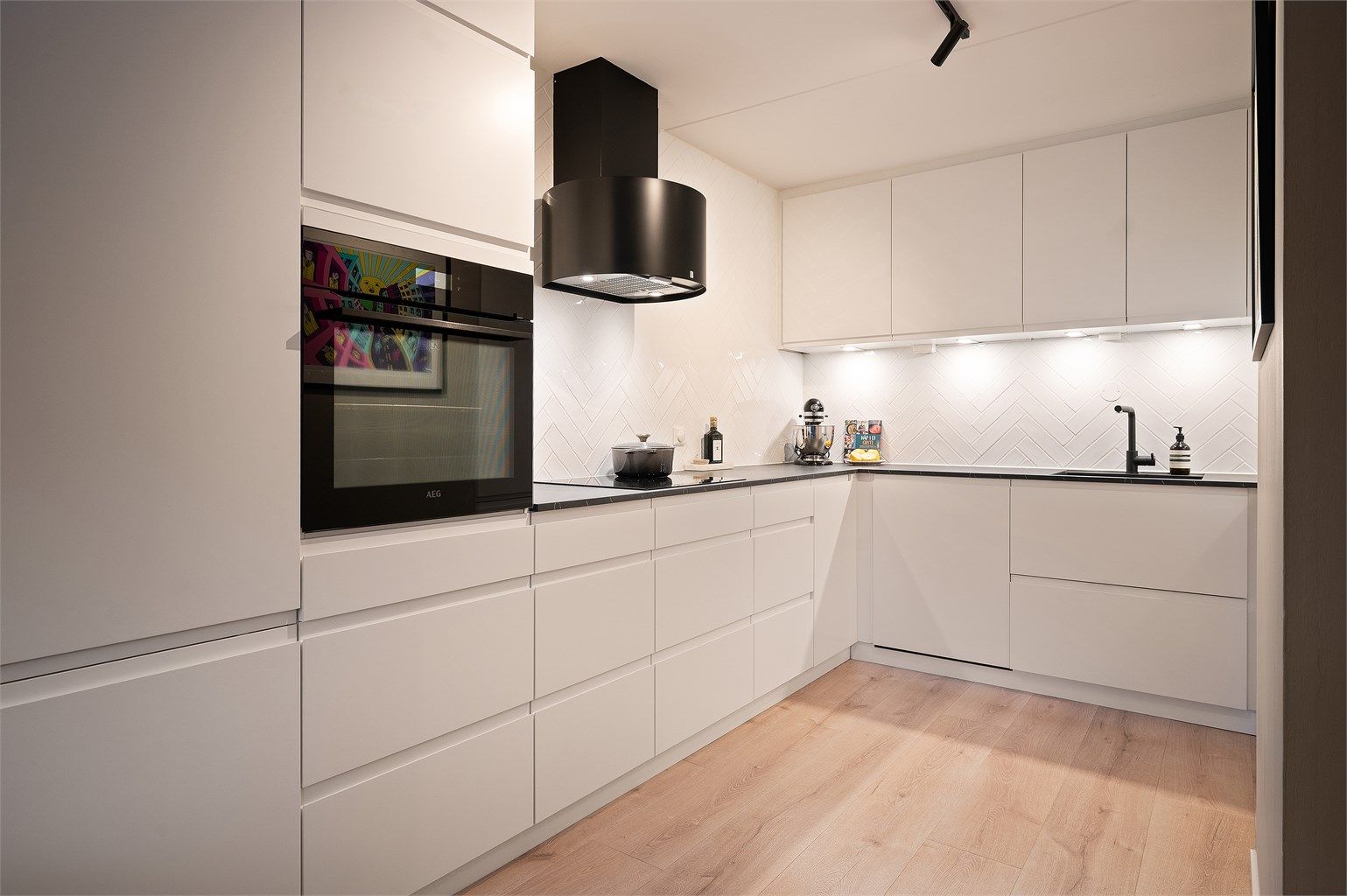 Kjøkkenet er utstyrt med induksjonstopp, komfyrvakt og ventilator med avtrekk ut.