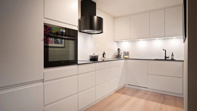 Kjøkkenet er utstyrt med induksjonstopp, komfyrvakt og ventilator med avtrekk ut.