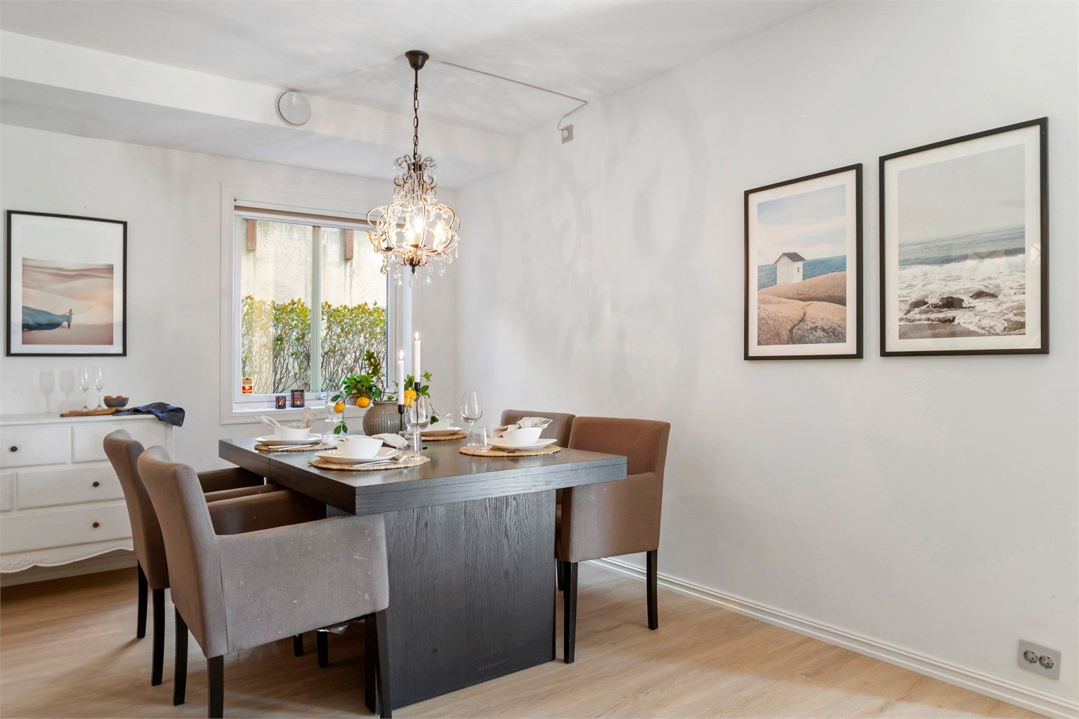 Den åpne sonen gir fleksibilitet til å dekke langbord ved større anledninger.