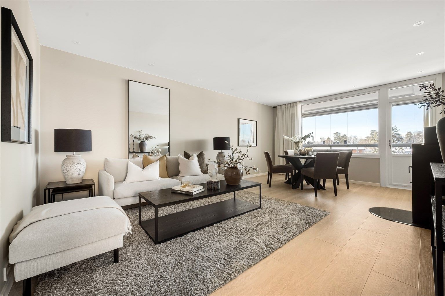 Stuen er romslig, med laminatgulv og downlights i himling.