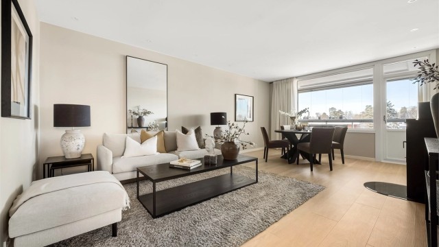 Stuen er romslig, med laminatgulv og downlights i himling.