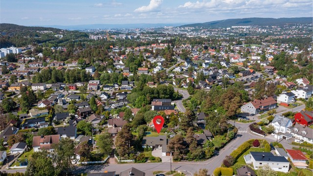 Sentral beliggenhet i et familievennlig område med kort vei til skoler, barnehager og butikker.