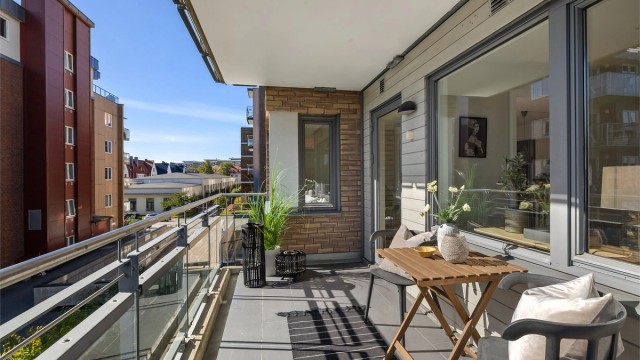 Her er det plass til både sittegruppe og grill. Balkongen har utelys og stikkontakt