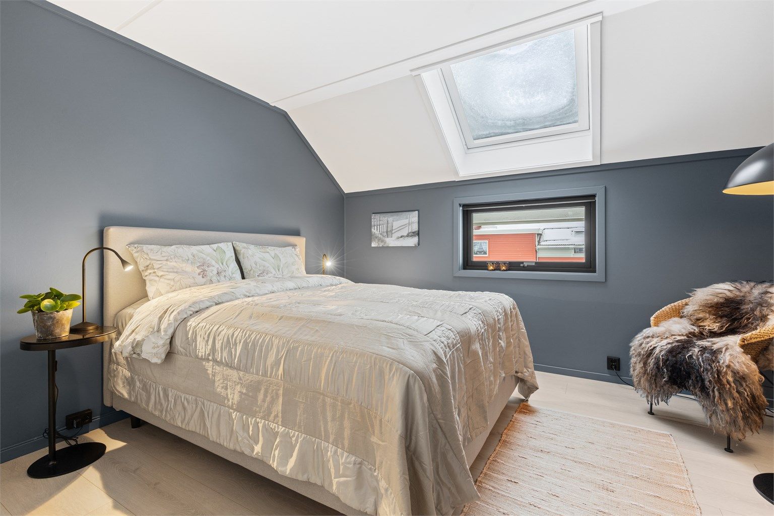 Hovedsoverommet er romslig, med plass til dobbeltseng og tilhørende møblement.