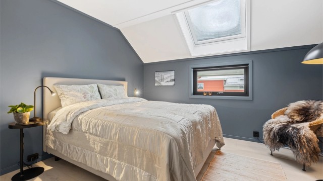 Hovedsoverommet er romslig, med plass til dobbeltseng og tilhørende møblement.