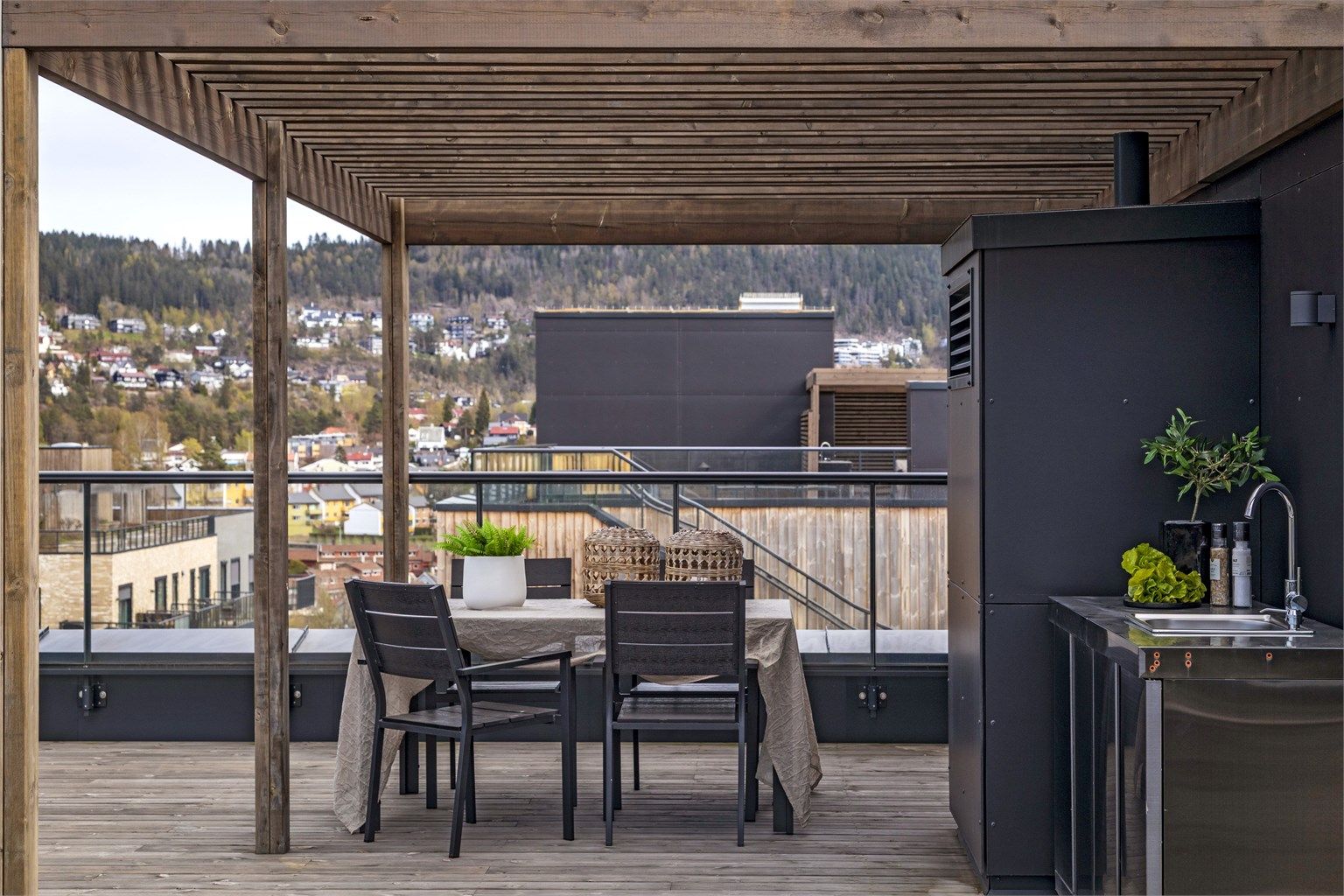 Velkommen til Frysjaveien 38D - Unik og lekker toppleilighet med flotte uteplasser, 2 soverom & 2 bad med nærhet til "alt"! Foto: Hanne Bruland/Fotohanne