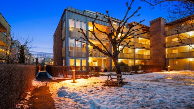 Bygget fra 1994 har en solid konstruksjon med yttervegger i betong, tre og teglstein.