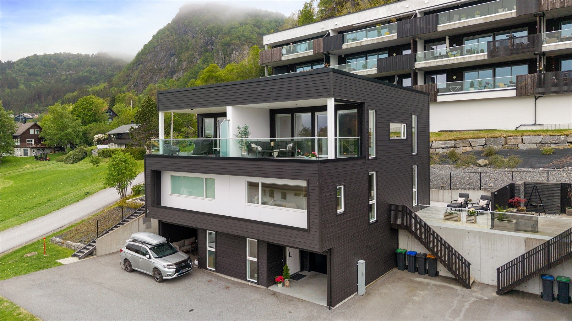 Eiendommen har parkering i egen garasje og biloppstillingsplass på asfaltert gårdsplass.