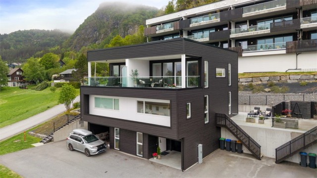 Eiendommen har parkering i egen garasje og biloppstillingsplass på asfaltert gårdsplass.