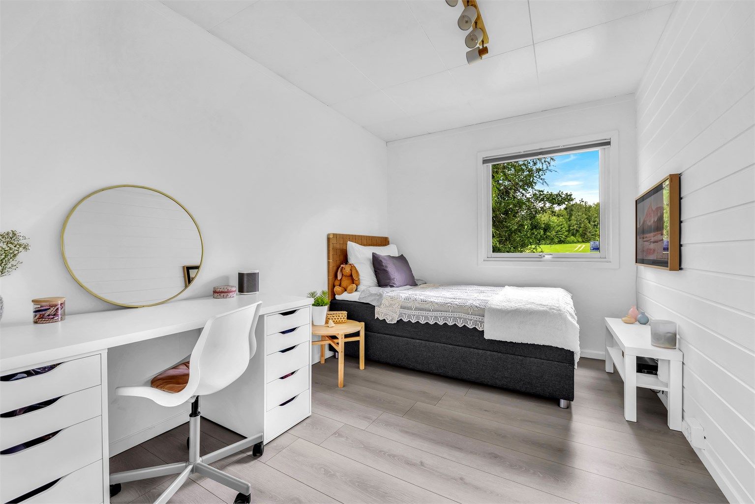 Alle soverommene er romslige og har store vindusflater som slipper inn rikelig med naturlig lys. 