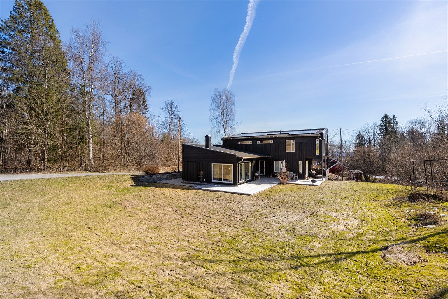 Flere uteplasser med gode solforhold, samt en stor hage.